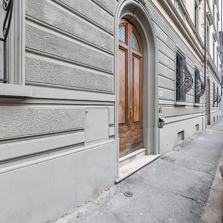Guesthost - Stibbert & Statuto Elegant Flat With Balcony Apartment Florence