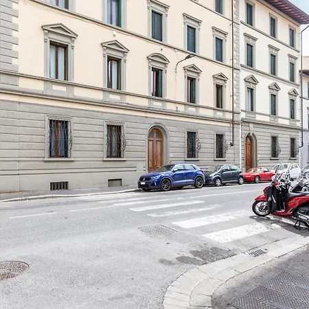 Guesthost - Stibbert & Statuto Elegant Flat With Balcony