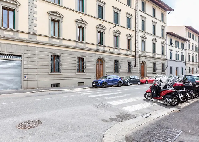 Guesthost - Stibbert & Statuto Elegant Flat With Balcony