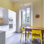 Guesthost - Stibbert & Statuto Elegant Flat With Balcony Daire