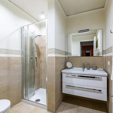 شقة Guesthost - Stibbert & Statuto Elegant Flat With Balcony